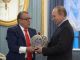 Хазанов наградил Путина короной. Фото: 