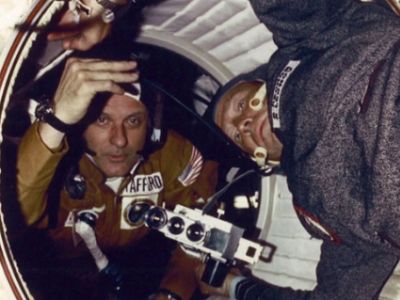 Томас Стаффорд и Алексей Леонов после стыковки кораблей "Союз-19" и "Аполлон-18", 17.07.1975. Фото: NASA