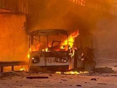 Горящий троллейбус на дамбе в Запорожье, ночь с 21 на 22.03.24. Фото: t.me/c/1197363285